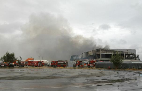 El incendio en el aeródromo de Cuatro Vientos obliga a cerrar el tráfico aéreo