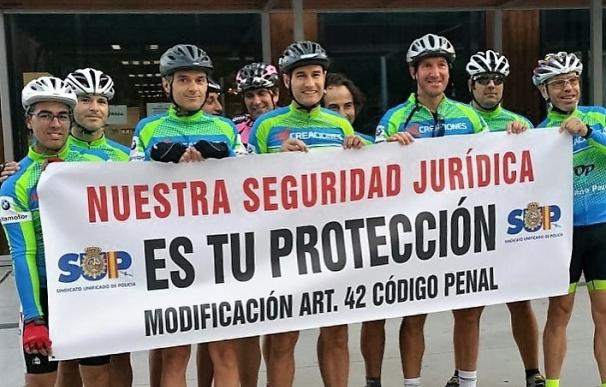 Una decena de policías viajan de Vigo a Fisterra en bicicleta para pedir que se garantice su "seguridad jurídica"