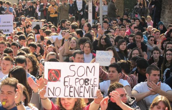 Alumnos valencianos llevan la protesta a la Consejería de Educación