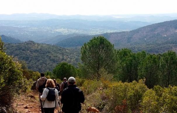 La Diputación organiza una jornada de senderismo para conocer los parajes y la gastronomía de la Sierra
