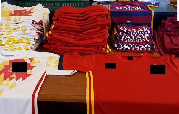 Hallan en Melilla más de 80 camisetas falsas de la Selección de fútbol a un viajero que desembarcaba de ferry de Almería