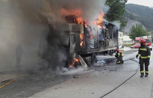 Un camión cargado de cartón se incendia en el polígono de Barros
