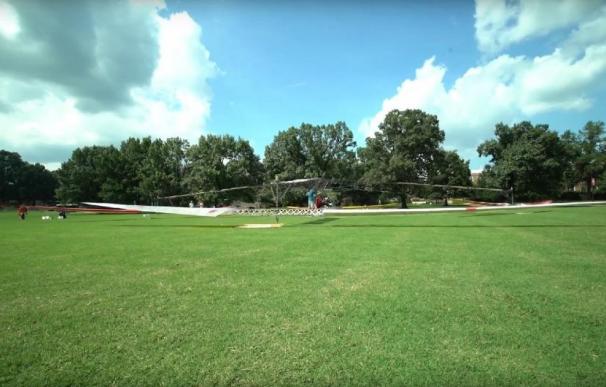 Estudiantes logran volar un helicóptero solar tripulado