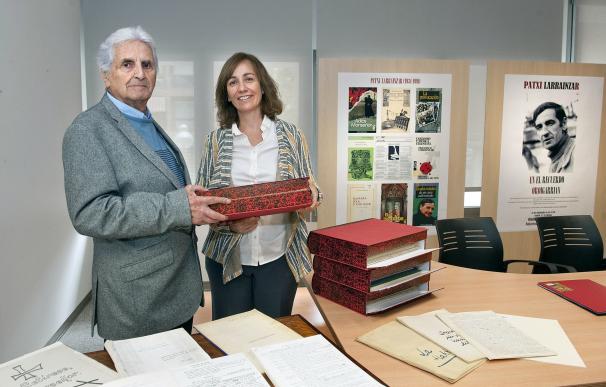 La Biblioteca de Navarra recibe en donación la obra del dramaturgo y escritor Patxi Larrainzar