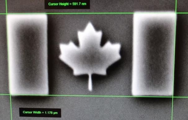 Canadá se hace con la bandera más pequeña del mundo