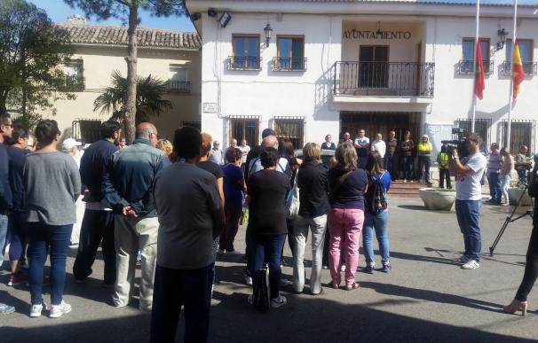 Medio centenar de personas se concentran en Pioz (Guadalajara) en repulsa por el crimen ocurrido en la localidad
