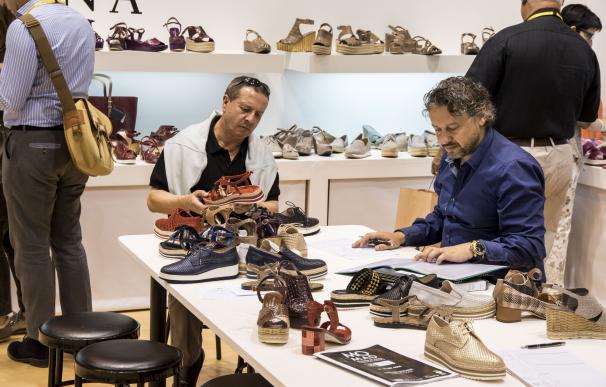 Cerca de 4.900 profesionales del sector del calzado acuden en la segunda edición de Momad Shoes