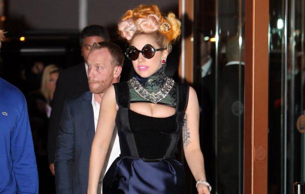 Lady Gaga y su novio presumen de buena relación