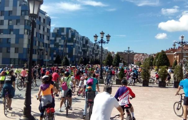 El 'Paseo en bici' por Oviedo reúne a más de 350 participantes
