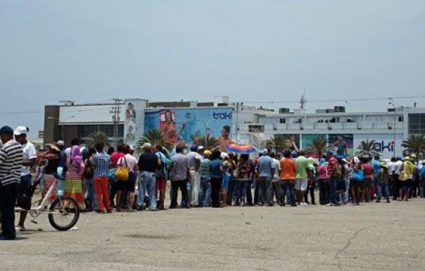 Los propietarios de los hoteles en Isla Margarita, junto con los vecinos, hacen filas infinitas cada mañana para intentar adquirir alimentos.