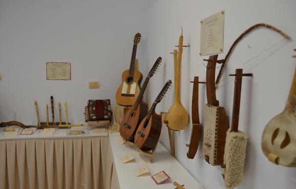 Un centenar de instrumentos del folklore extremeño se expone en el El Corte Inglés de Badajoz