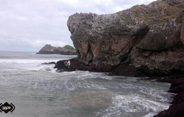 Rescatan con síntomas hipotermia a un anciano atrapado en una roca de la playa de Palombina