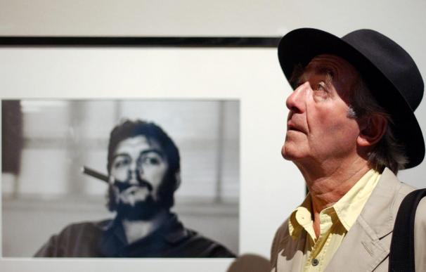 Muere René Burri, el fotógrafo que inmortalizó al Che fumando un habano