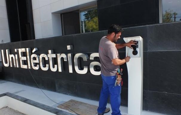 Unieléctrica instala un punto gratuito de recarga para vehículos eléctricos en El Brillante