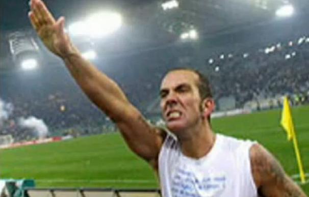 Di Canio hace el saludo fascista a los seguidores del Lazio