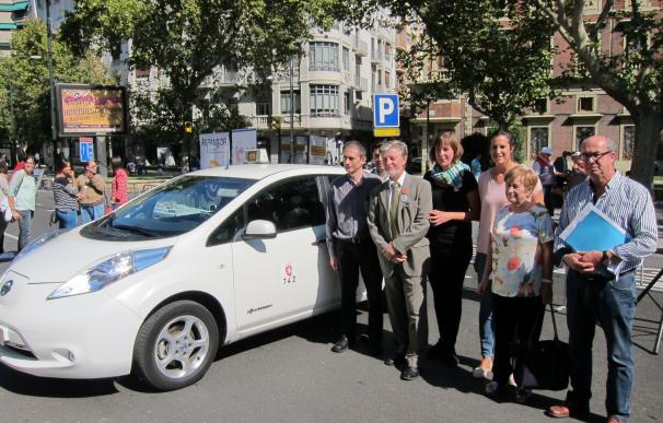 Santisteve elogia la innovación del colectivo del taxi para impulsar el cambio en la movilidad