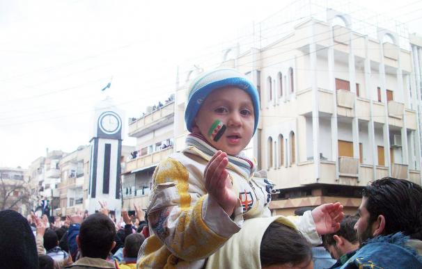 Niño sirio durante una manifestación en Homs