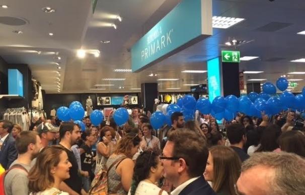 Primark recibe con globos a los primeros clientes de su primera tienda en Baleares