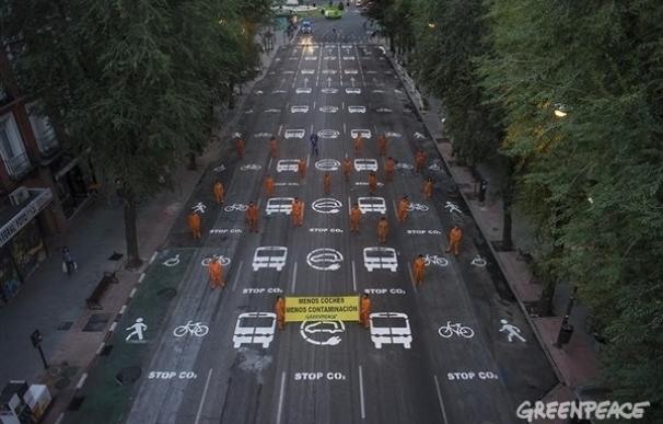 Treinta activistas de Greenpeace pintan 2.000 m2 de la calle Bravo Murillo de Madrid en el Día sin coches