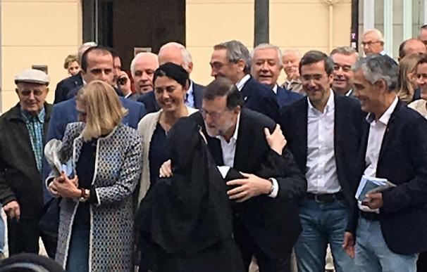 Rajoy, "disfrutando" de la campaña gallega, proclama: "Tenemos lisa y llanamente al mejor candidato"