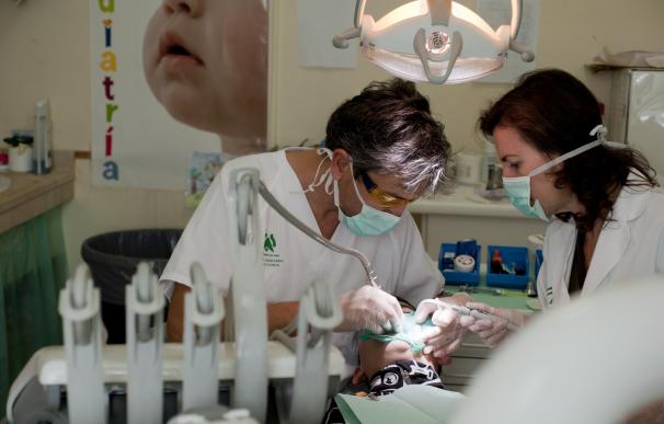Los españoles aumentan sus visitas anuales al dentista, siendo el principal motivo de consulta la prevención