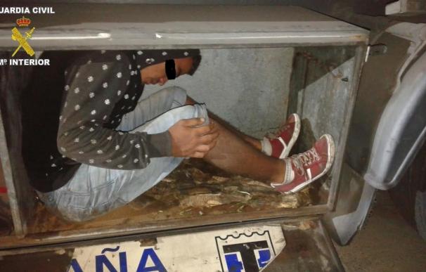 Encuentran en Melilla a un inmigrante oculto más de 24 horas en un maletín de un camión