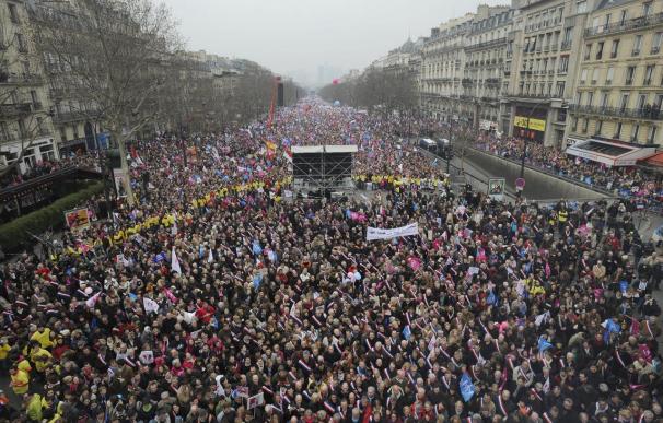 Decenas de miles de personas protestan en París contra el matrimonio gay