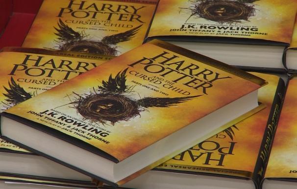 Centenares de personas con varitas, bufandas y cicatrices acuden a comprar el último libro de Harry Potter