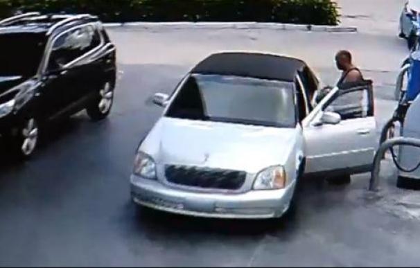 Una mujer intenta evitar el robo de su bolso en una gasolinera de Florida