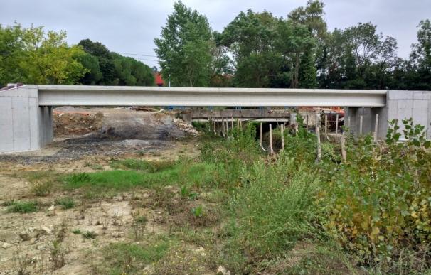 URA coloca las vigas de la nueva pasarela de Fadura, en Getxo (Bizkaia)