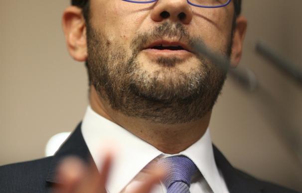 Hernando (PSOE) admite que dudó sobre si abstenerse para una investidura de Rajoy pero defiende la posición oficial