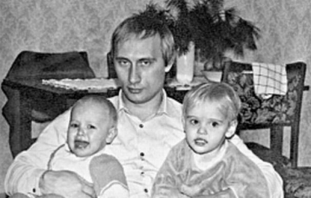 Vladimir Putin posa con sus hijas Yekaterina Putina (izquierda) y Maria Putina (derecha) cuándo eran pequeñas.