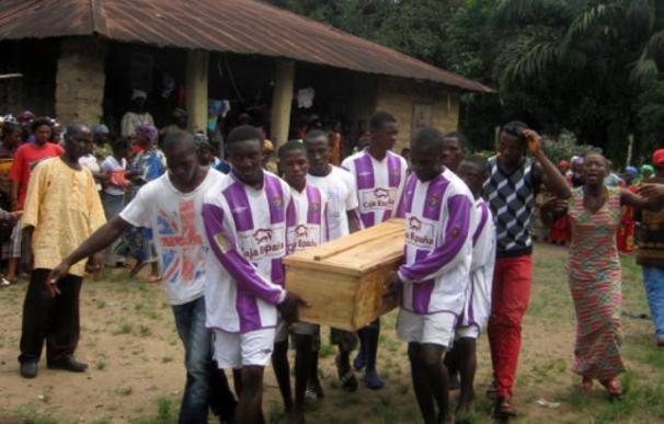 El entierro de una niña en Sierra Leona