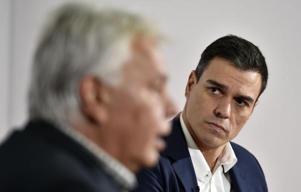 Pedro Sánchez escuchando una intervención del expresidente del Gobierno Felipe González