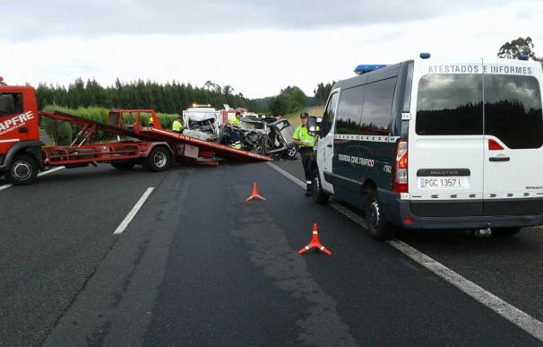 Dos fallecidos y un herido grave en un accidente provocado por un kamikaze en la A6, en Aranga (Lugo)