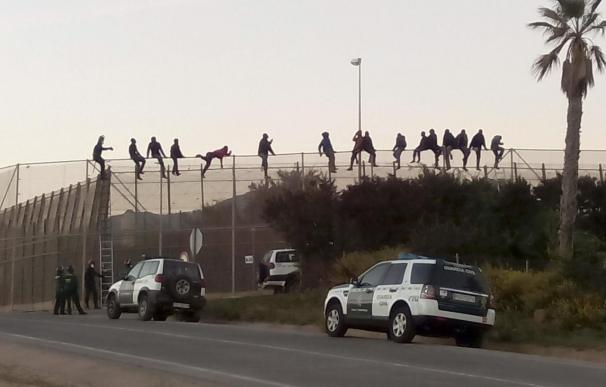 Comienzan a bajar de la valla de Melilla algunos de los inmigrantes encaramados