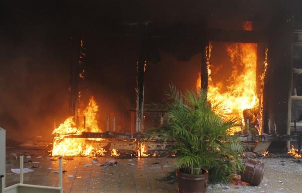 Un grupo de manifestantes queman el Ayuntamiento de Iguala