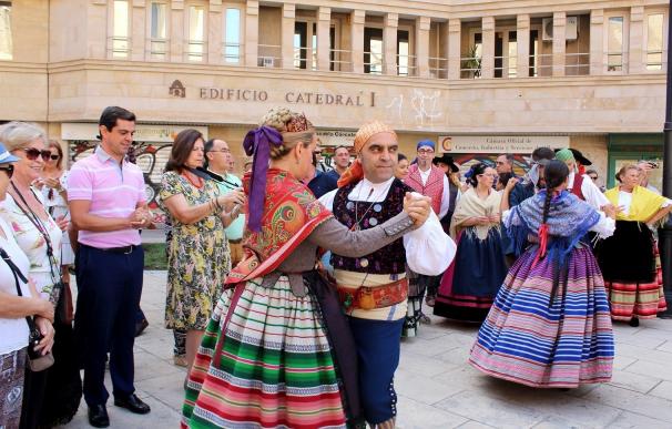 Un centenar de personas participan en Albacete en el desfile de trajes manchegos de la Feria 2016
