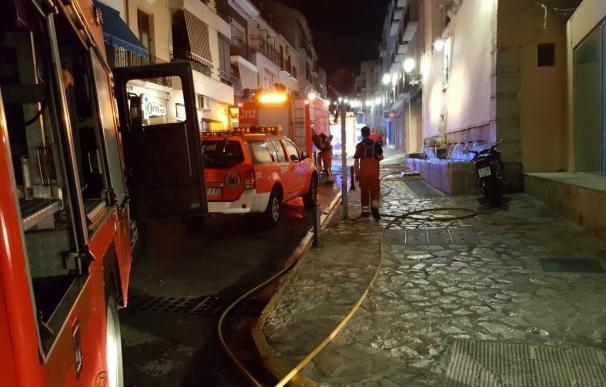 Un incendio en un garaje de Aldaia (Valencia) quema tres coches, dos motos y afecta a otros diez vehículos