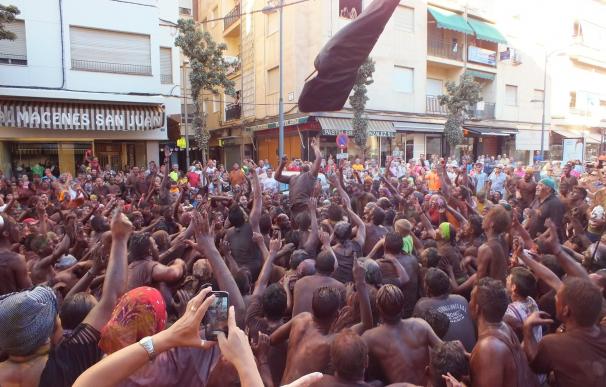 El Cascamorras celebra su 526 aniversario con "más corredores que nunca por las calles de Guadix"