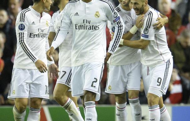 Los jugadores del Madrid celebran un gol en Anfield
