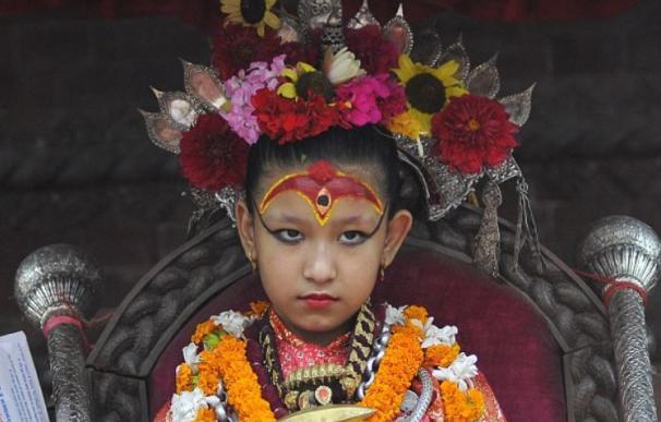 Pestañas de vaca, voz clara como un pato... Nepal elige a una nueva niña diosa de 7 años