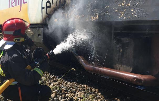 Un tren se incendia en Narón (A Coruña) y la rápida intervención del maquinista evita heridos