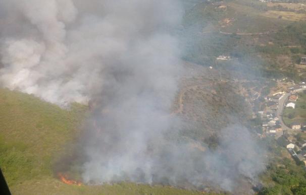 Activos tres fuegos en León mientras que ya ha sido extinguido el de Sigueya