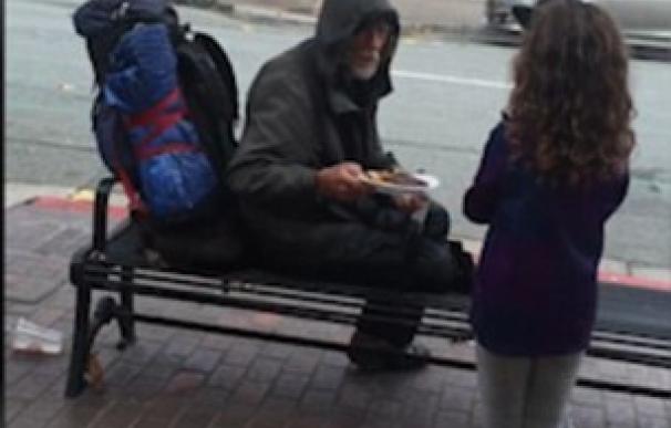 Una niña da su cena a un mendigo y el vídeo se vuelve viral