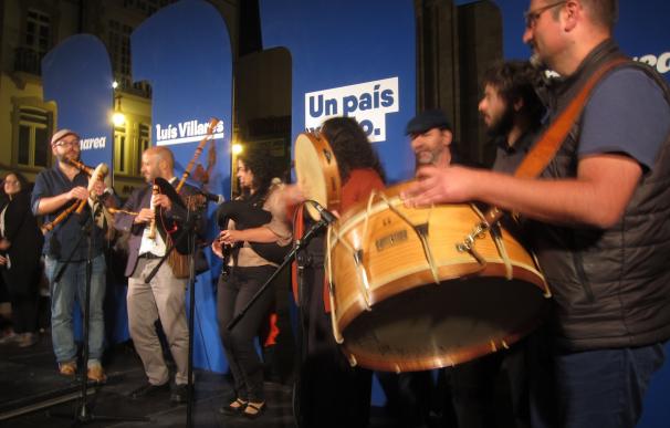 Villares acaba el mitin de su ciudad, Lugo, tocando la gaita con 'Os Frebudos'