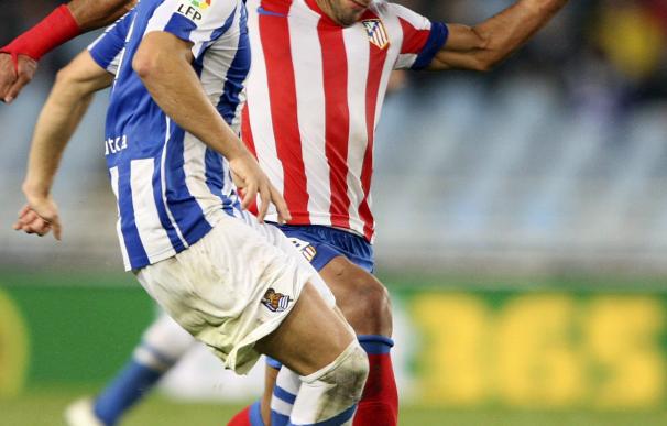 Radamel Falcao pelea un balón en el partido ante la Real Sociedad