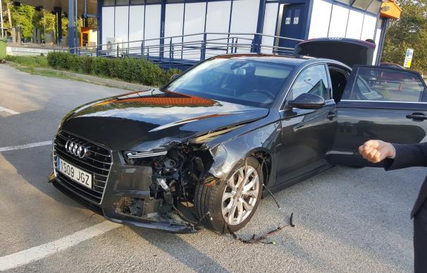 Puigdemont sale ileso de un accidente al impactar una rueda de camión en su coche oficial
