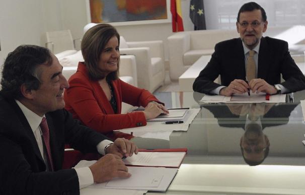Rajoy dice que se ha comprometido a limitar los precios públicos o regulados