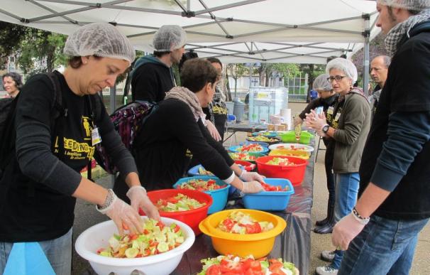 Más de 1.000 personas se dan un banquete con alimentos 'salvados' de la basura en Zaragoza